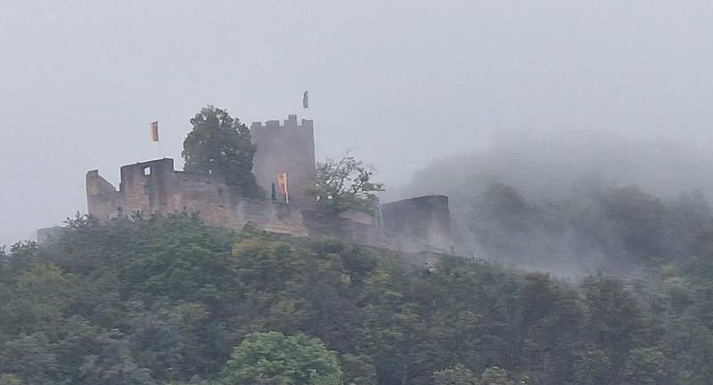 Eine von diesen Trutzbauten, die seit Jahrhunderten die Menschen am Oberrhein faszinieren und anlocken. Die Burg Landeck über Klingenmünster am heutigen Donnerstagvormittag, in herbstlichen Nebelschwaden gehüllt, auf dem Ausläufer des Treutelberges. Foto. rw. 