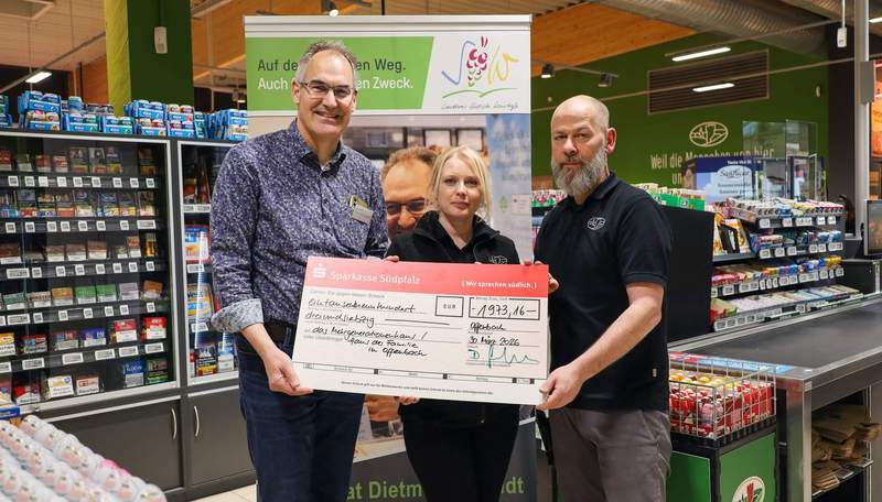 Landrat Dietmar Seefeldt (links) hält mit WASGAU-Mitarbeiterin Kristina Miller und Marktleiter Heiko Tienelt den Spendenscheck in die Höhe. Der Erlös der Kassieraktion geht dieses Mal an das Mehrgenerationenhaus/Haus der Familie in Offenbach. Foto. Ina Körner. Sparkasse. Pressefrei.