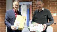 Landrat Dietmar Seefeldt (links) und Erster Kreisbeigeordneter Georg Kern werben für den „Weihnachtspäckchenkonvoi". Foto. KV. SÜW. Frei. 