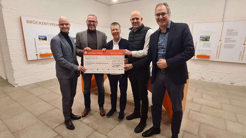 10.000 Euro spendet die Sparkasse für die Sanierung des Eingangsbereiches des Straßenmuseums in GER. Foto. PR. Frei. 