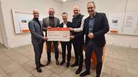 10.000 Euro spendet die Sparkasse für die Sanierung des Eingangsbereiches des Straßenmuseums in GER. Foto. PR. Frei. 