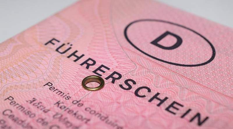 Bei einer Verkehrskontrolle in LD wurde ein Ausländer aus einem Nicht-EU-Staat ohne gültigen Führerschein erwischt. 