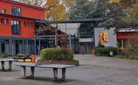 500 Jahre Schule BZA. Benannt nach Alfred Grosser. Sein Konterfei halbrechts an der Front des Gym-Baus. Foto. rw.