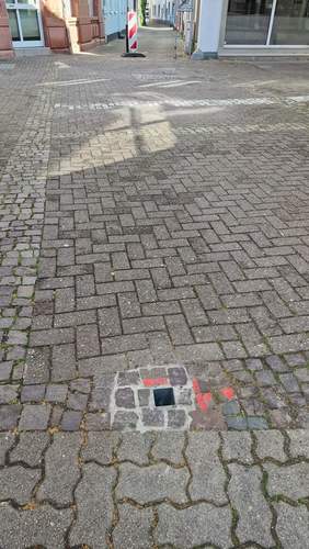 Kaum ist der Poller aus der Kettengasse in BZA entfernt rollt der Autoverkehr wieder in die FuZo. Der Poller ist defekt. Ersatz ist bestellt. Foto. rw.