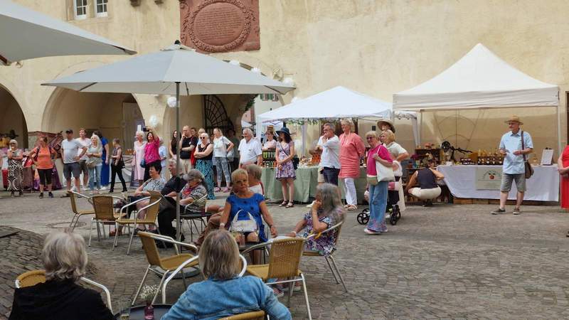 Etliche Beschicker bieten ihre Waren rund um die Rose im Schloss-Innenhof von BZA an. Foto. rw. 