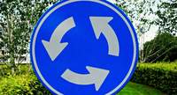Baustopp beim Straßenausbau zwischen Barbelroth und Billigheim. Es soll ein Test-Kreisel eingerichtet werden. Aber es gibt derzeit kein Material dafür. Die Straße wird kommenden Montag vorerst wieder freigegeben. 
