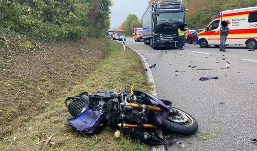 21.10.2026 - Unter die Räder. Biker bei Wende-Manöver von Pkw und Lkw überrollt.