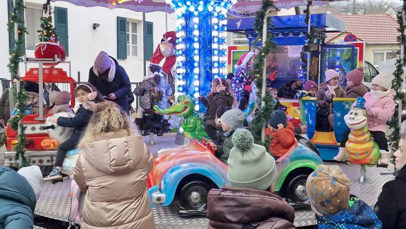 Nach dem Gesangsauftritt zum Auftakt der Eröffnung des BZAer Weihnachtsmarktes waren Freifahrten auf dem Karussell für die Kita-Kinder angesagt. Foto. rw. 