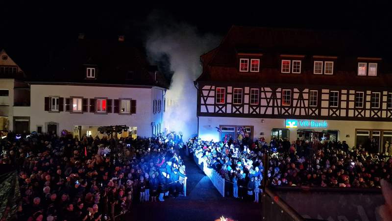 ... gelandet nach ihrem Hexenritt in einer großen Dampf-Wolke ... Foto. rw. 