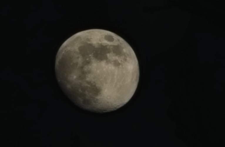Der Mond über BZA am gestrigen Samstagabend. Beeindruckend klar in seinem Erscheinen. Und am morgigen Montag ist er perfekt, weil Vollmond. Foto. rw.