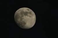 Der Mond über BZA am gestrigen Samstagabend. Beeindruckend klar in seinem Erscheinen. Und am morgigen Montag ist er perfekt, weil Vollmond. Foto. rw.