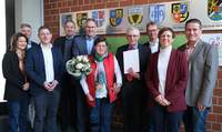 Rudolf Schwöbel (4. rechts) im Kreis der Gratulanten und seiner Familie bei der Ehrungsfeier im Kreishaus. Foto. KV. SÜW. Frei.