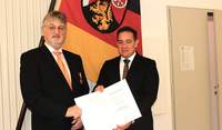 SGD Süd-Präsident Prof. Dr. Hannes Kopf (rechts) überreicht Bruno Kühn aus Annweiler neben der Verdienstmedaille die dazugehörige Urkunde. Foto. SGD Süd. Frei. 