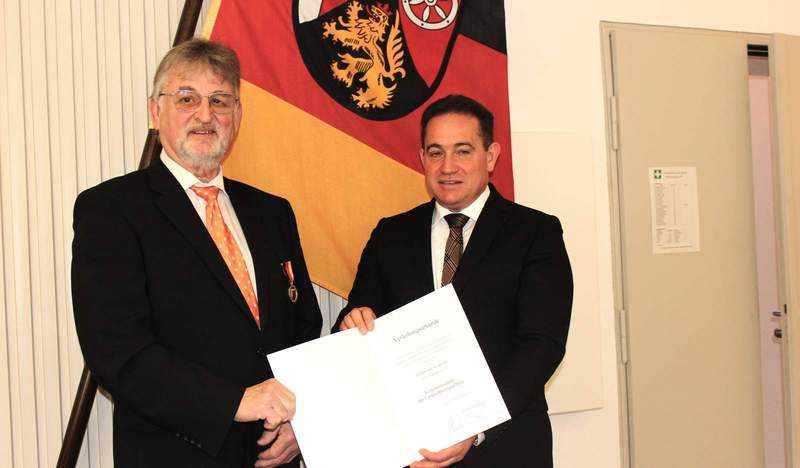 SGD Süd-Präsident Prof. Dr. Hannes Kopf (rechts) überreicht Bruno Kühn aus Annweiler neben der Verdienstmedaille die dazugehörige Urkunde. Foto. SGD Süd. Frei. 
