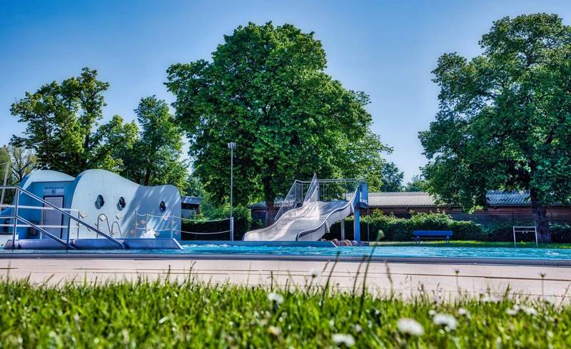 Das Freibad am Prießnitzweg ist ab dem morgigen Samstag, 18. Juli, wieder zu den gewohnten Zeiten geöffnet. Foto. Britta Hoff. Frei.