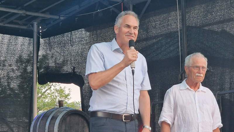 Grußwort von SÜW-Landrat Dietmar Seefeldt. Neben ihm der Macher des FKB. Hans-Erich Klein. Foto. rw. 