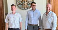 Bürgermeister Marcus Schaile (rechts). Und die die beiden Geschäftsführer der Stadtwerke GER GmbH. Seit dem 1. Juli 2025 führen Dr. Wolfram Baumgartner (links) und der 35-jährige Energie-Experte Stefan Filipic (Mitte) gemeinsam als Doppelspitze die Geschäfte der Stadtwerke. Um den Übergang zu regeln. Text. KV. GER. Pressefrei. 