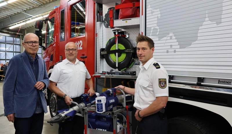 Freuen sich über das neue HLF der Freiwilligen Feuerwehr LD. Der stellvertretende Brand- und Katastrophenschutzinspekteur Michael Bumb, OB Dominik Geißler und Brand- und Katastrophenschutzinspekteur Stefan Krauch. Foto. Stadt LD. Frei. 