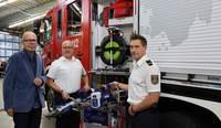 Freuen sich über das neue HLF der Freiwilligen Feuerwehr LD. Der stellvertretende Brand- und Katastrophenschutzinspekteur Michael Bumb, OB Dominik Geißler und Brand- und Katastrophenschutzinspekteur Stefan Krauch. Foto. Stadt LD. Frei. 