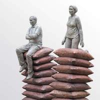 Eine Skulptur von Birgit Feil „Götz und Gisela. Kissenstapler“. Foto. Kunstgilde. Pressefrei. 
