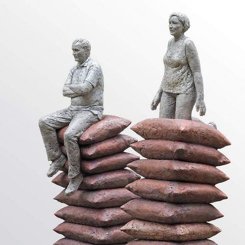 Eine Skulptur von Birgit Feil „Götz und Gisela. Kissenstapler“. Foto. Kunstgilde. Pressefrei. 