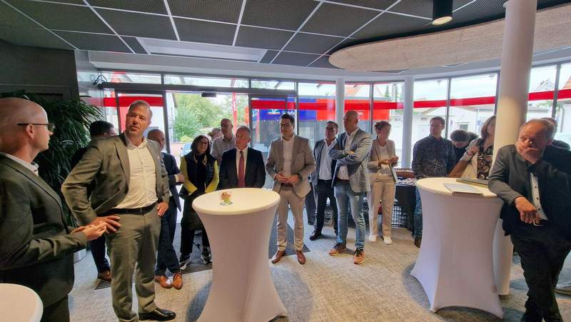 Großer Bahnhof in Hagenbach. Sparkassenspitze, Bürgermeister und Landräte aus GER und SÜW waren zur Wiedereröffnung der Sparkasse im Stadtzentrum von Hatzenbühl gekommen. Foto. rw. 