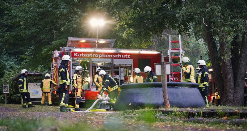 Einsatzkräfte des Katastrophenschutzzugs üben im Wald bei St. Martin die Wasserversorgung bei einem angenommenen Waldbrand. Foto. Tim Domnick. Pressefrei.