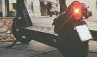Verbotenerweise zu zweit in Annweiler auf einem E-Scooter unterwegs. Dazu nicht versichert und einem Pkw die Vorfahrt genommen. 