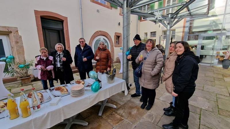 Den ganzen Tag über war trotz klirrender Kälte was los im Innenhof des Schlosshotels anlässlich der neuerlichen Geschäftseröffnung von "SiBelle". Foto. rw. 