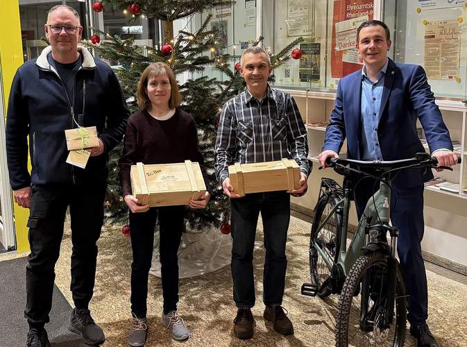 Bürgermeister Christian Burkhart mit den geehrten Radlern Thorsten Setzer, Melanie Noll und Carsten Schacht (v.r.n.l.).