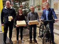 Bürgermeister Christian Burkhart mit den geehrten Radlern Thorsten Setzer, Melanie Noll und Carsten Schacht (v.r.n.l.).