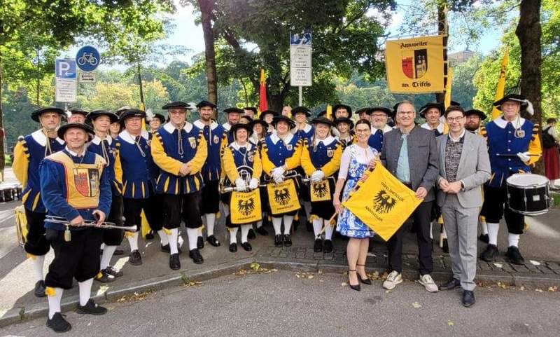 Die Trifels-Herolde freuten sich gemeinsam mit Landrat Dietmar Seefeldt (Reihe vorne rechts, Mitte), Sparkassenverband-Präsident Thomas Hirsch (rechts daneben) und Diana Kreuter-Schmitt, Direktorin der Pfälzischen Pensionsanstalt DÜW (links daneben), auf den Trachten- und Schützenzug in München. Foto. KV. SÜW. Frei. 