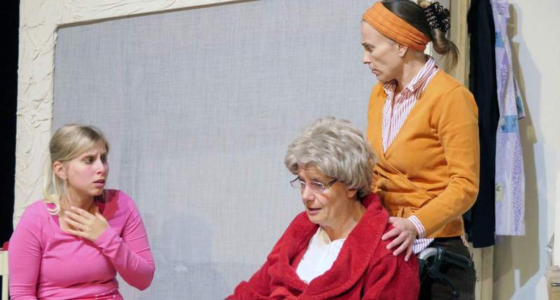 Szene aus dem Theaterstück „Maria hilf". Foto. Helmut Dudenhöffer. Pressefrei.