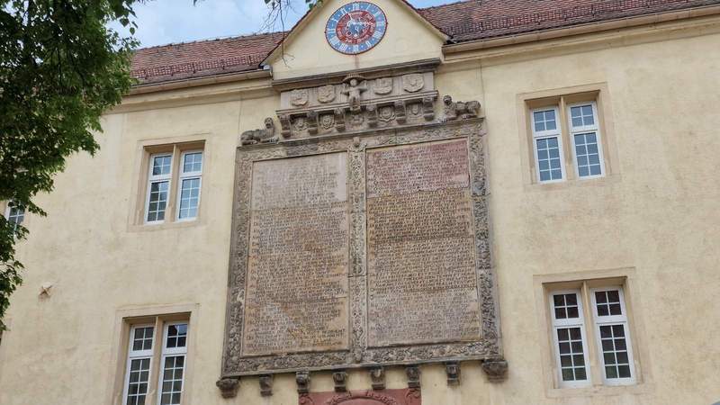 Und wen es interessiert: Geschichte zum Selbststudieren im Schlossinnenhof zu BZA über die Erbauer, den Herren von Pfalz-Zweibrücken, die im Übrigen einst 4 Könige in Folge von Schweden stellten. Foto. rw. 