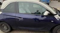 Dieser blaue Opel Adam wurde am gestrigen Donnerstagmittag auf dem Aldi-Parkplatz in Pleisweiler zerkratzt. 
