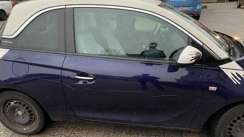 Dieser blaue Opel Adam wurde am gestrigen Donnerstagmittag auf dem Aldi-Parkplatz in Pleisweiler zerkratzt. 
