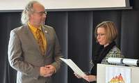 Regierungsschuldirektorin Tatjana Kuhn (ADD), verpflichtete nun dieser Tage Steffen Vey auch offiziell für dessen neues Amt als Schulleiter der Realschule plus in Annweiler. Foto. KV. SÜW. Frei.