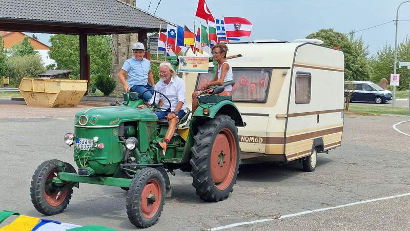 Birgit und Albert fahren mit Enkel Lenny, der in Weißenburg-Altenstadt zugestiegen ist, auf den P-Platz am Weintor in Schweigen ein. Heute, etwa 14.30 Uhr. Foto. rw. 