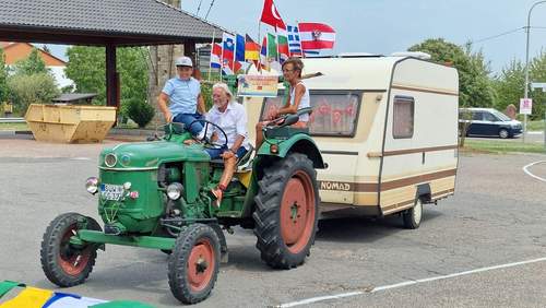 31.07.2026 - Wieder da. Traktor-Abenteurer Birgit und Albert. Herzlicher Empfang. An der Schirmbar.