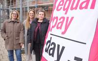 Werben für den Equal Pay Day. Von links. Die Gleichstellungsbeauftragten Isabelle Stähle (Kreis SÜW), Laura Hess (Stadt LD) und Lisa Trog (Kreis GER). Foto. KV. GER. Frei. 