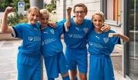 Die jungen Mitglieder des VfB Annweiler freuen sich über die Unterstützung der VR-Bank SÜW-Wasgau. In Sachen Mannschaftkleidung. Foto. VR-Bank. Pressefrei.