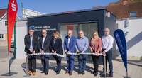 Von links. Stephen Schulz (Marktdirektor LD, Sparkasse Südpfalz), Dietmar Seefeldt (SÜW-Landrat), Iris Kommritz (Vorstandsmitglied Sparkasse Südpfalz), Bernd Lehmann (Vorstandsmitglied VR-Bank SÜW-Wasgau), Rolf Kost (Ortsvorsteher LD-Wollmesheim), Christina Platz (Abteilungsleiterin Privatkunden Regionalmarkt BZA, VR-Bank SWW) und Michael Eichenlaub (Privatkundenberater LD-Wollmesheim VR-Bank SWW).