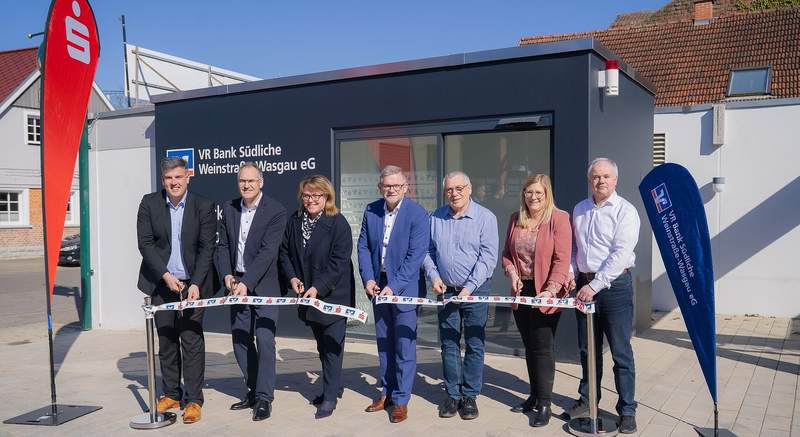 Von links. Stephen Schulz (Marktdirektor LD, Sparkasse Südpfalz), Dietmar Seefeldt (SÜW-Landrat), Iris Kommritz (Vorstandsmitglied Sparkasse Südpfalz), Bernd Lehmann (Vorstandsmitglied VR-Bank SÜW-Wasgau), Rolf Kost (Ortsvorsteher LD-Wollmesheim), Christina Platz (Abteilungsleiterin Privatkunden Regionalmarkt BZA, VR-Bank SWW) und Michael Eichenlaub (Privatkundenberater LD-Wollmesheim VR-Bank SWW).