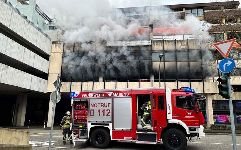 Beim Eintreffen der Feuerwehr drang dichter schwarzer Rauch aus dem Parkhaus in der Schäferstraße. Das brennende Auto konnte gelöscht und ein Übergreifen des Feuers auf ein weiteres Fahrzeug verhindert werden. Foto. Feuerwehr PS. Simon Tigges. Frei. 