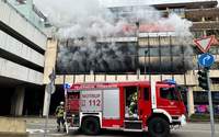 Beim Eintreffen der Feuerwehr drang dichter schwarzer Rauch aus dem Parkhaus in der Schäferstraße. Das brennende Auto konnte gelöscht und ein Übergreifen des Feuers auf ein weiteres Fahrzeug verhindert werden. Foto. Feuerwehr PS. Simon Tigges. Frei. 