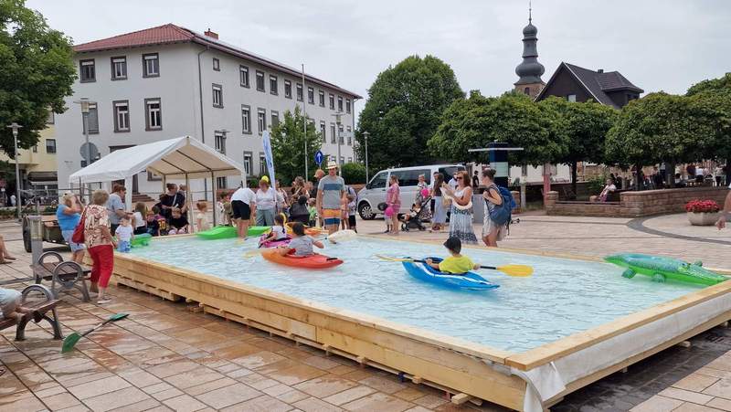 Der Hammer. Paddeln auf dem Ludwigsplatz in BZA beim heutigen Kindertag. Dank des Kanu-Clubs. Foto. rw. 