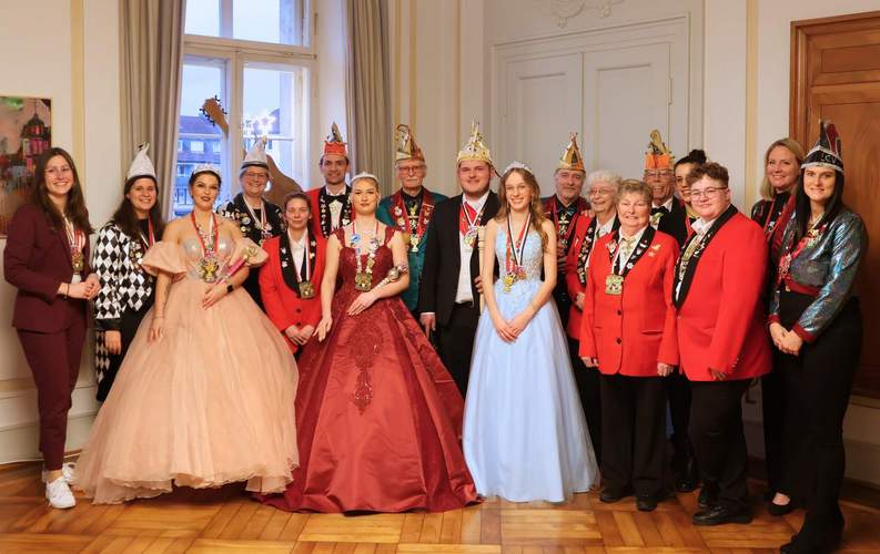 Vertreter der LDer Karnevalsvereine sind mit ihren Hoheiten zu Gast im LDer Rathaus. Foto. Stadt. LD. Frei. 