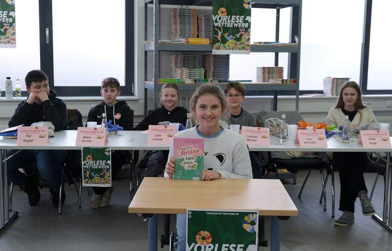 Lara Schmaltz (vorne) hat den Kreisentscheid der SÜW beim diesjährigen Vorlesewettbewerb gewonnen. Foto. KV. SÜW. Frei.
