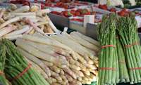 Am 23. Mai schält der Club der Köche Südpfalz Spargel auf dem LDer Wochenmarkt. Foto. Stadt. LD. Frei. 