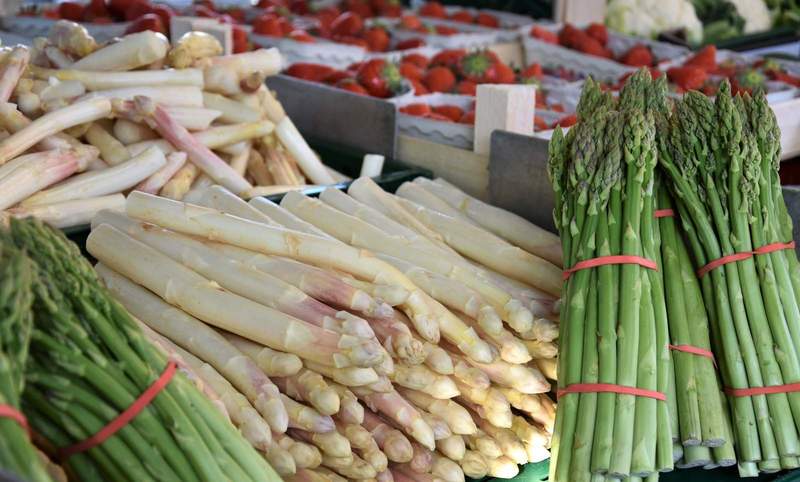 Am 23. Mai schält der Club der Köche Südpfalz Spargel auf dem LDer Wochenmarkt. Foto. Stadt. LD. Frei. 